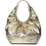 Katrina Sa Borsa a spalla